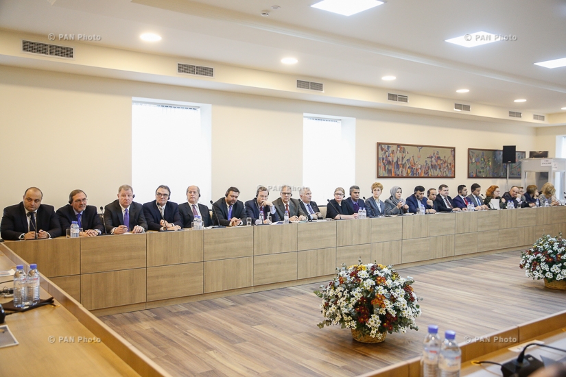Armenian PM Karen Karapetyan meets with Diplomatic Corps representatives
