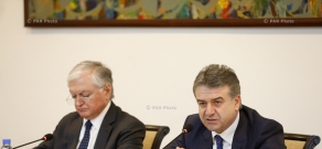 Премьер-министр Армении Карен Карапетян встретился с представителями дипломатического корпуса