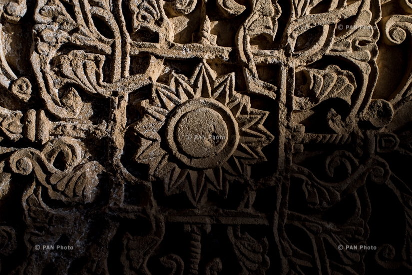 Արևի սկավառակի տեսքով պատկերաքանդակ, Սբ Թադեի (Թադևոսի) վանք, 7-րդ դ․, վերակառուցվել է 1814թ․, Հյուսիսային Իրան (պատմական Արտազ գավառ, Վասպուրական)
