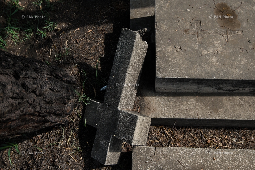 Поврежденные надгробия на армянском кладбище Тегерана