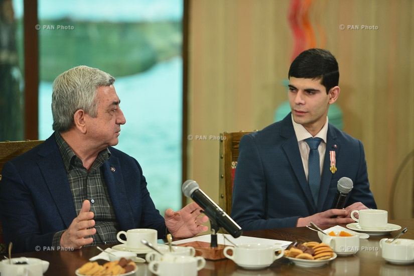 Armenian President Serzh Sargsyan met with decommissioned servicemen