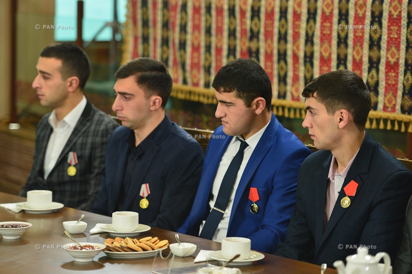 Президент Армении Серж Саргсян встретился с демобилизованными военнослужащими