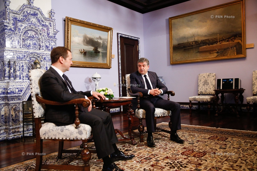 В Москве премьер-министр России Дмитрий Медведев принял премьер-министра Армении Карена Карапетяна
