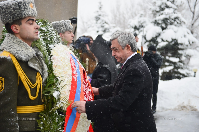 По случаю 25-летия создания Вооружённых сил Руководство Армении и Арцаха посетил пантеон 