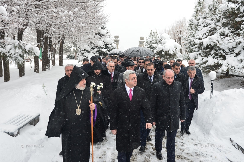 По случаю 25-летия создания Вооружённых сил Руководство Армении и Арцаха посетил пантеон Ераблур