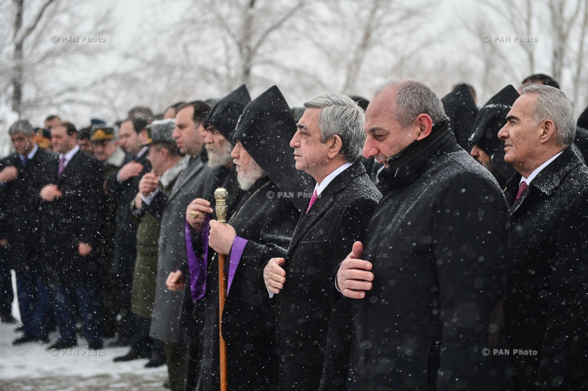 По случаю 25-летия создания Вооружённых сил Руководство Армении и Арцаха посетил пантеон 