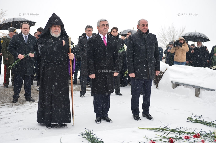 По случаю 25-летия создания Вооружённых сил Руководство Армении и Арцаха посетил пантеон Ераблур