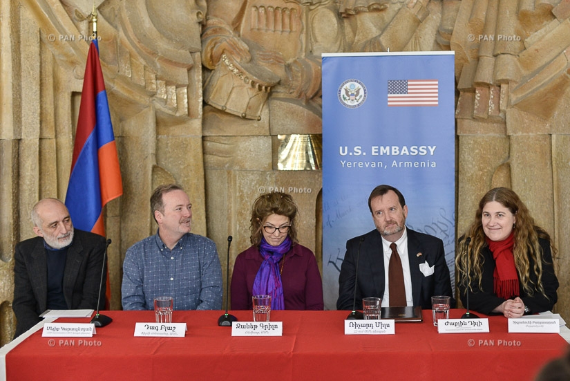 Пресс-конференция, посвященная началу показа посольством США американских фильмов под девизом «Мозаика человеческих историй»