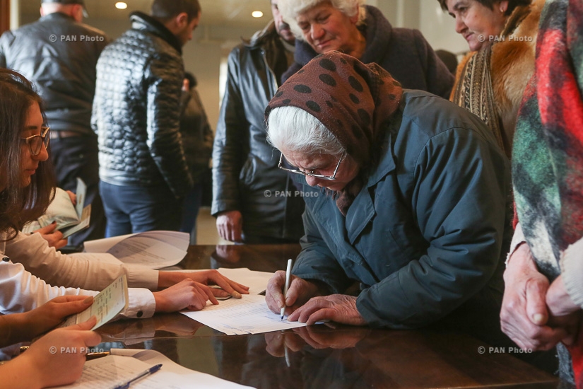 В Ереване проходит референдум по Конституции Республики Арцах