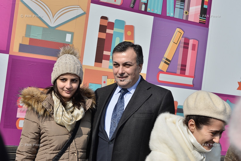 Церемония открытия маршрута первого в Армении мобильного книжного магазина ГраБус