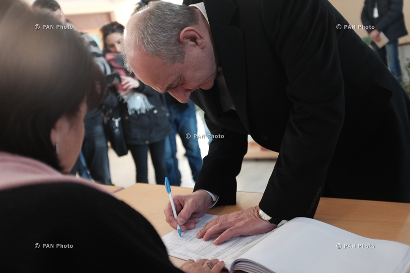 Artsakh President Bako Sahakyan votes