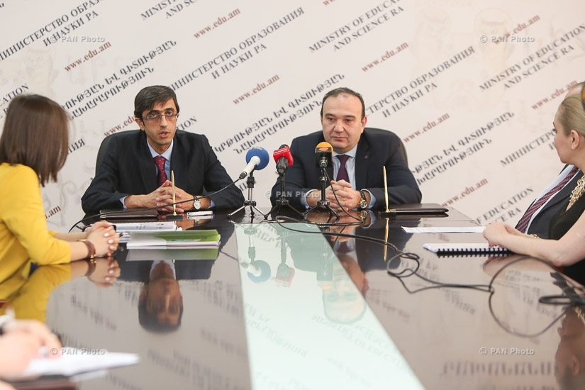Minister of Education and Science Levon Mkrtchyan and Executive Director of Armenian Center for Democratic Education-Civitas  Alexander Shagafyan sign a memorandum of cooperation