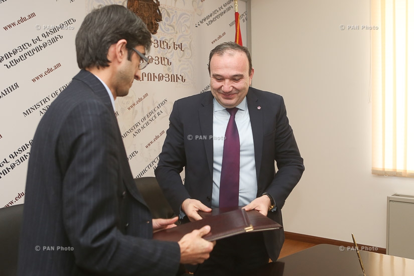 Minister of Education and Science Levon Mkrtchyan and Executive Director of Armenian Center for Democratic Education-Civitas  Alexander Shagafyan sign a memorandum of cooperation