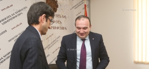 Министр образования и науки Армении Левон Мкртчян и представитель организации «Армянский центр демократического образования – Сивитас» Александр Шагафян подписали меморандум о сотрудничестве