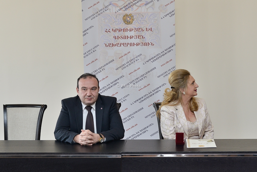 Министр образования и науки Левон Мкртчян встретился с представителями ОО 