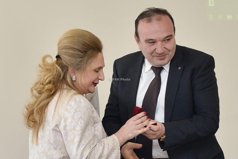 Министр образования и науки Левон Мкртчян встретился с представителями ОО Молодежные достижения Армения