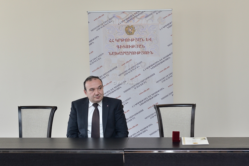 RA Minister of Education and Science Levon Mkrtchyan meets representatives of 'Junior Achievements of Armenia' NGO