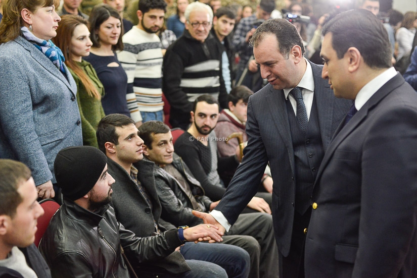 Armenian Defense Minister Vigen Sargsyan meets with YSMU students, teaching staff