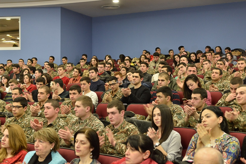 Armenian Defense Minister Vigen Sargsyan meets with YSMU students, teaching staff