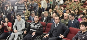 Министр обороны Армении Виген Саргсян встретился со студентами ЕГМУ и преподавательским составом университета