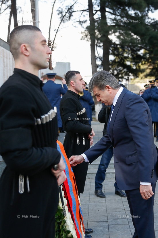 В Тбилиси премьер-министр Армении Карен Карапетян посетил церковь Сурб Геворг и площадь Героев