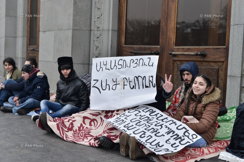 Sit-down strike in support of Artur Sargsyan who supplied food to the members of 'Sasna Tsrer' group