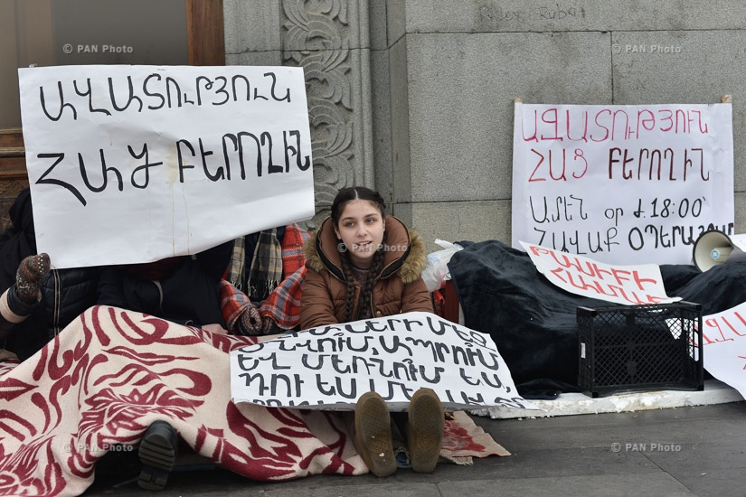  Сидячая забастовка в защиту арестованного Артура Саргсяна, «доставщика еды» группе «Сасна црер» во время захвата здания ППС полиции