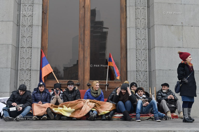  Сидячая забастовка в защиту арестованного Артура Саргсяна, «доставщика еды» группе «Сасна црер» во время захвата здания ППС полиции
