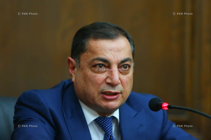 Главой парламентской