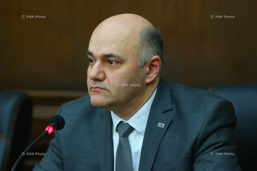 Брифинг: Секретарь парламентской фракции «Оринац еркир» Мгер Шахгельдян