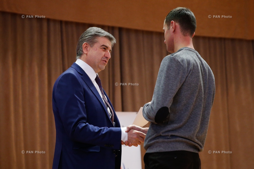 Премьер-министр Карен Карапетян вручил стипендии армяснким студентам