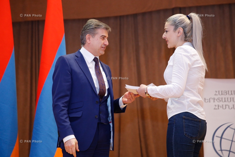 Премьер-министр Карен Карапетян вручил стипендии армяснким студентам