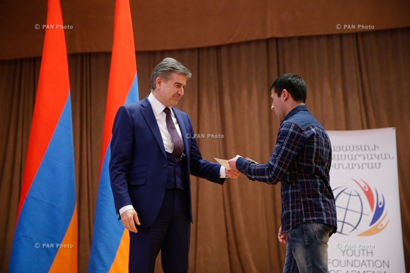 Armenian Prime Minister Karen Karapetyan hands scholarships to Armenian students