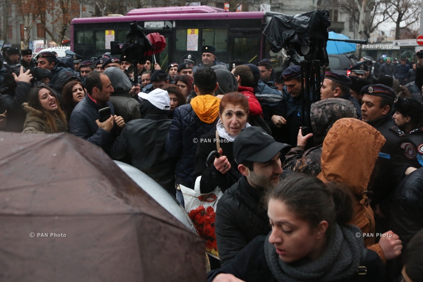 Марш протеста об Артуре Саркисяне, «доставщике еды» группе «Сасна црер» во время захвата здания ППС полиции