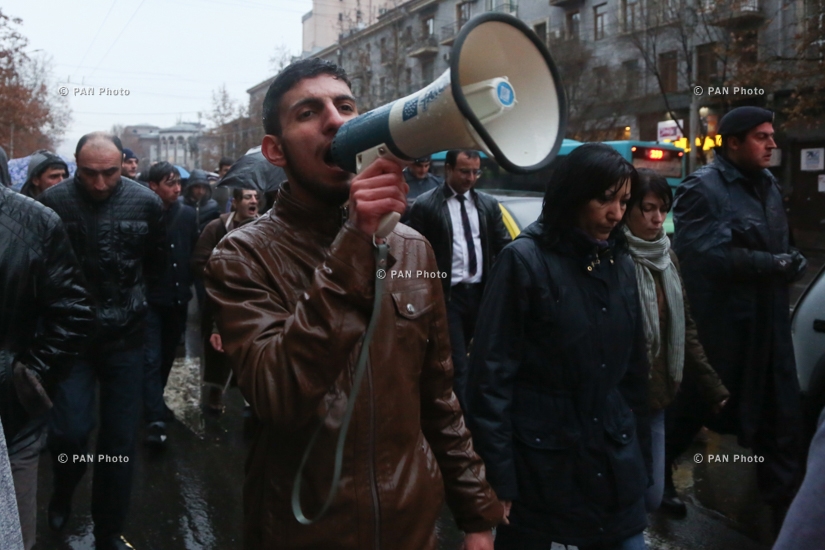Марш протеста об Артуре Саркисяне, «доставщике еды» группе «Сасна црер» во время захвата здания ППС полиции