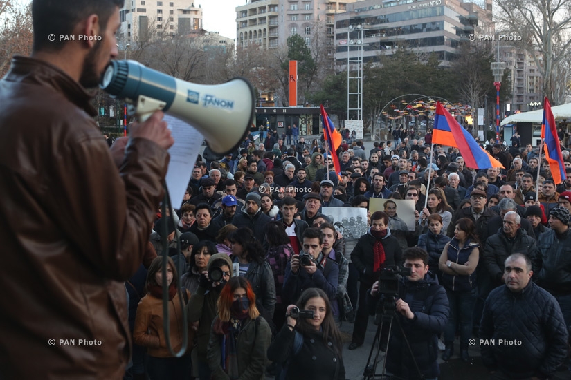 Акция протеста в память об Артуре Саркисяне, «доставщике еды» группе «Сасна црер» во время захвата здания ППС полиции. День 2