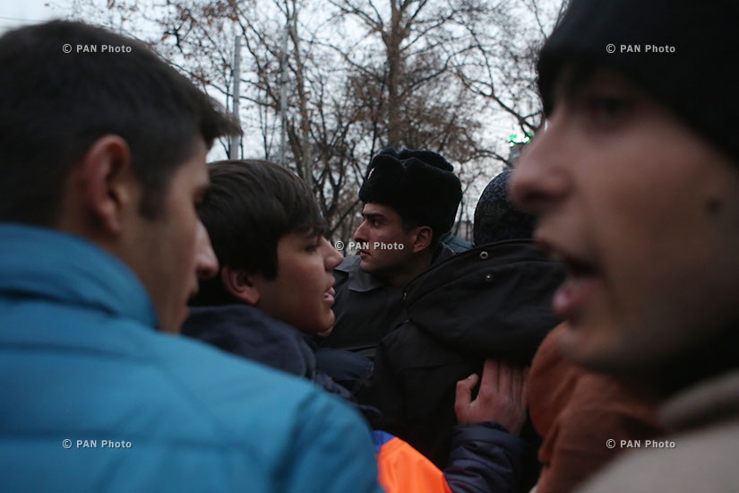 Акция протеста в память об Артуре Саркисяне, «доставщике еды» группе «Сасна црер» во время захвата здания ППС полиции. День 3