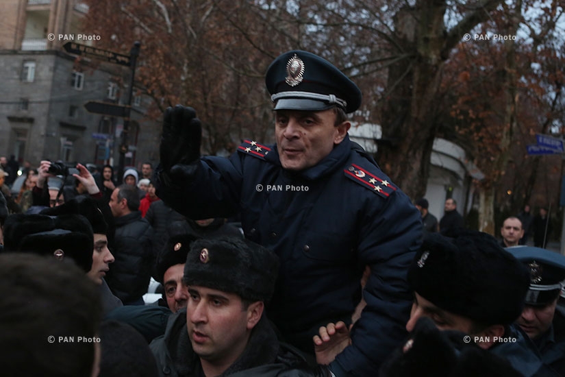 Акция протеста в память об Артуре Саркисяне, «доставщике еды» группе «Сасна црер» во время захвата здания ППС полиции. День 3