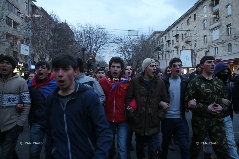 Акция протеста в память об Артуре Саркисяне, «доставщике еды» группе «Сасна црер» во время захвата здания ППС полиции. День 5