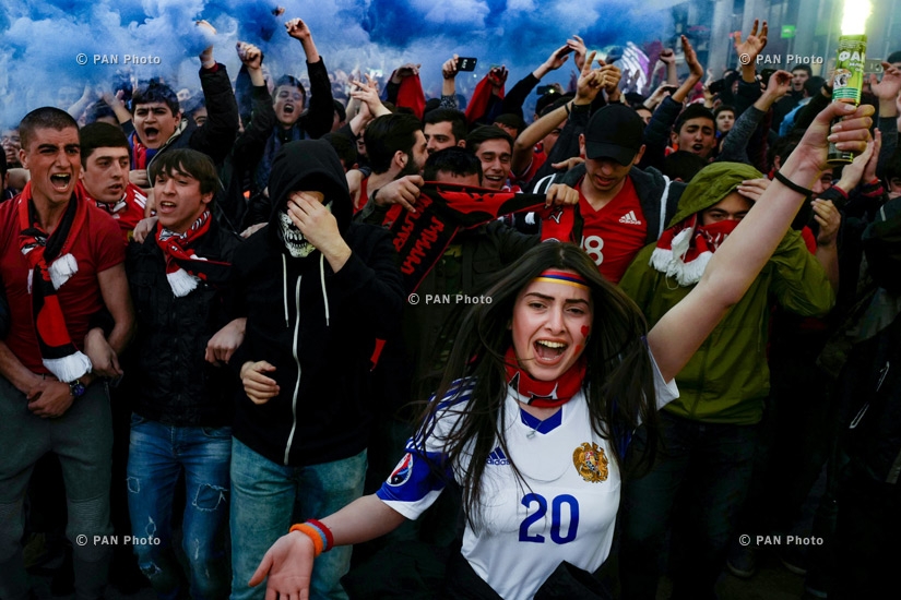 Армяские фанаты перед футбольным матчем с командой Казахстана