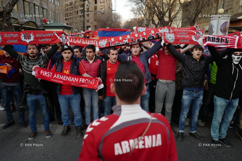 Армяские фанаты перед футбольным матчем с командой Казахстана