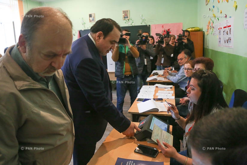 Парламентские выборы в Армении: Возглавляющий избирательный список партии «Армянское возрождение» Артур Багдасарян проголосовал