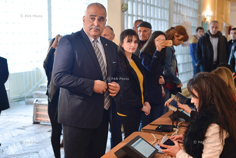 Парламентские выборы в Армении: Кандидат в депутаты от альянса ОРО Раффи Ованнисян проголосовал