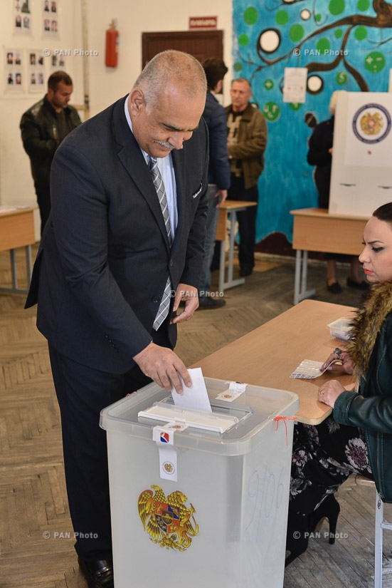 Armenia parliamentary elections: MP candidate from ORO alliance Raffi Hovannisian cast a ballot