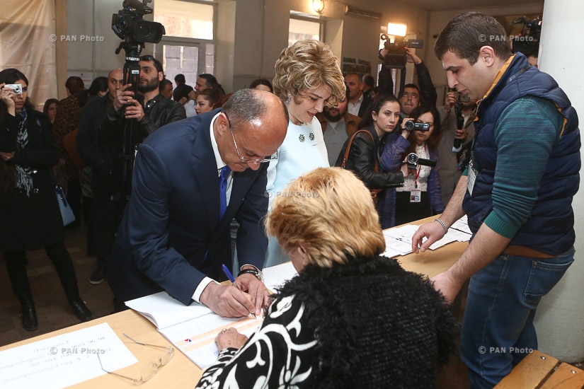 Парламентские выборы в Армении: Возглавляющий избирательный список альянса ОРО Сейран Оганян проголосовал