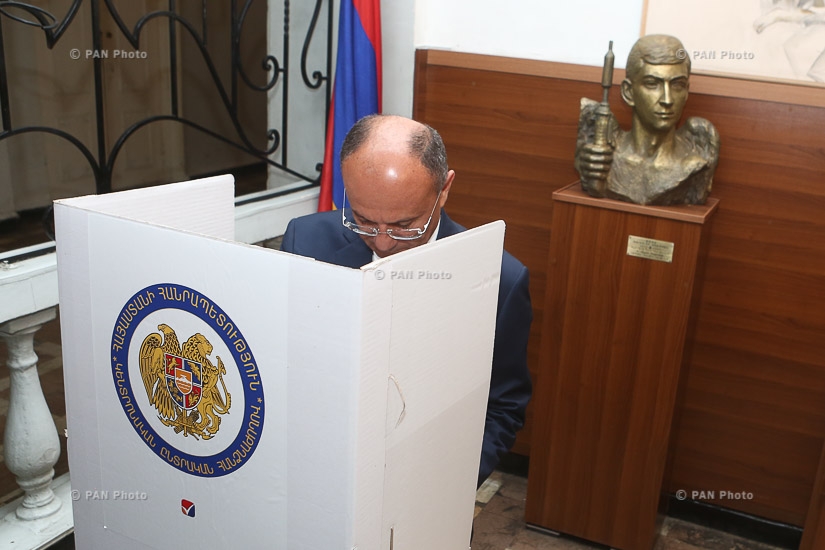 Парламентские выборы в Армении: Возглавляющий избирательный список альянса ОРО Сейран Оганян проголосовал