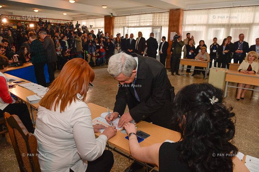 Парламентские выборы в Армении: Президент Армении Серж Саргсян проголосовал 
