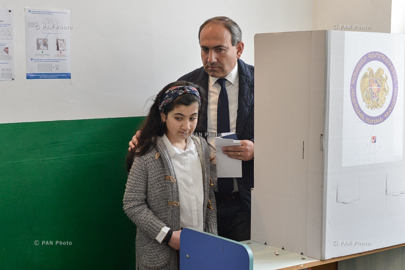 Парламентские выборы в Армении: Кандидат в депутаты от блока «ЕЛК» («Выход») Никол Пашинян проголосовал