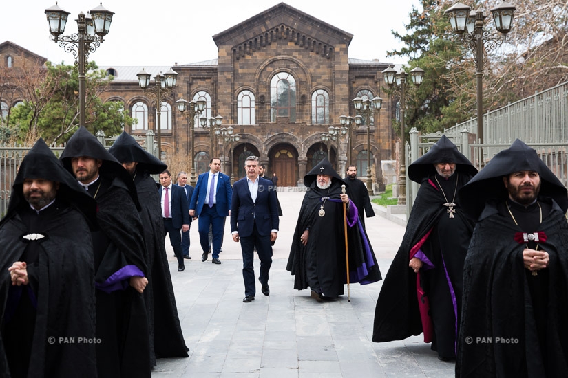 Armenian PM Karen Karapetyan attends memorial service in honour of Armenian servicemen killed during Karabakh-Azerbaijan 4-day war 