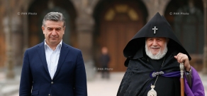 Премьер Армении Карен Карапетян присутствовал на заупокойной службе в память погибших в Апрельской войне 2016г.